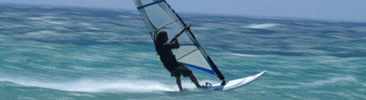 Planche à voile sur mer agitée